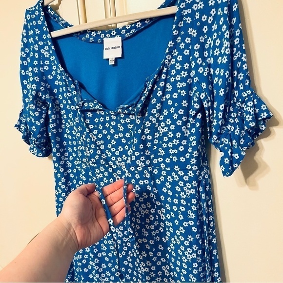 Skylar and Madison Mini Tie Waist Puff Sleeve V-Cut Dress in Blue & White, Small - Picture 3 of 9